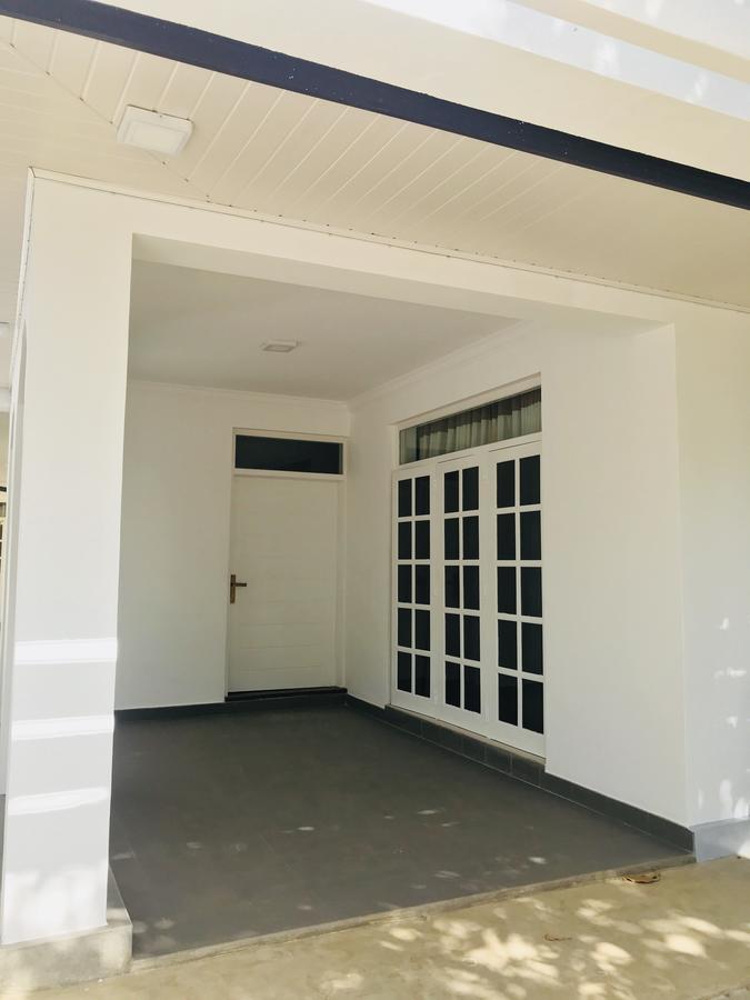 Royal White Tourist Rest Otel Anuradhapura Dış mekan fotoğraf