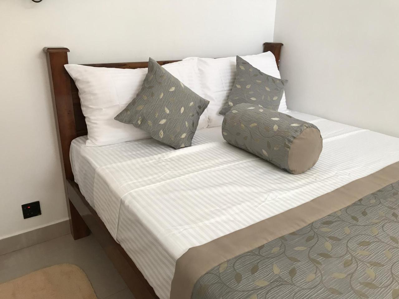 Royal White Tourist Rest Otel Anuradhapura Dış mekan fotoğraf