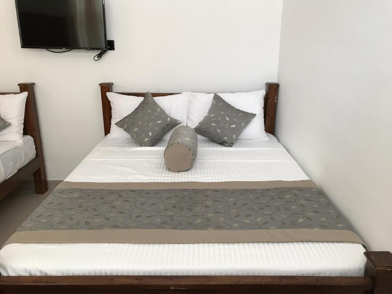 Royal White Tourist Rest Otel Anuradhapura Dış mekan fotoğraf