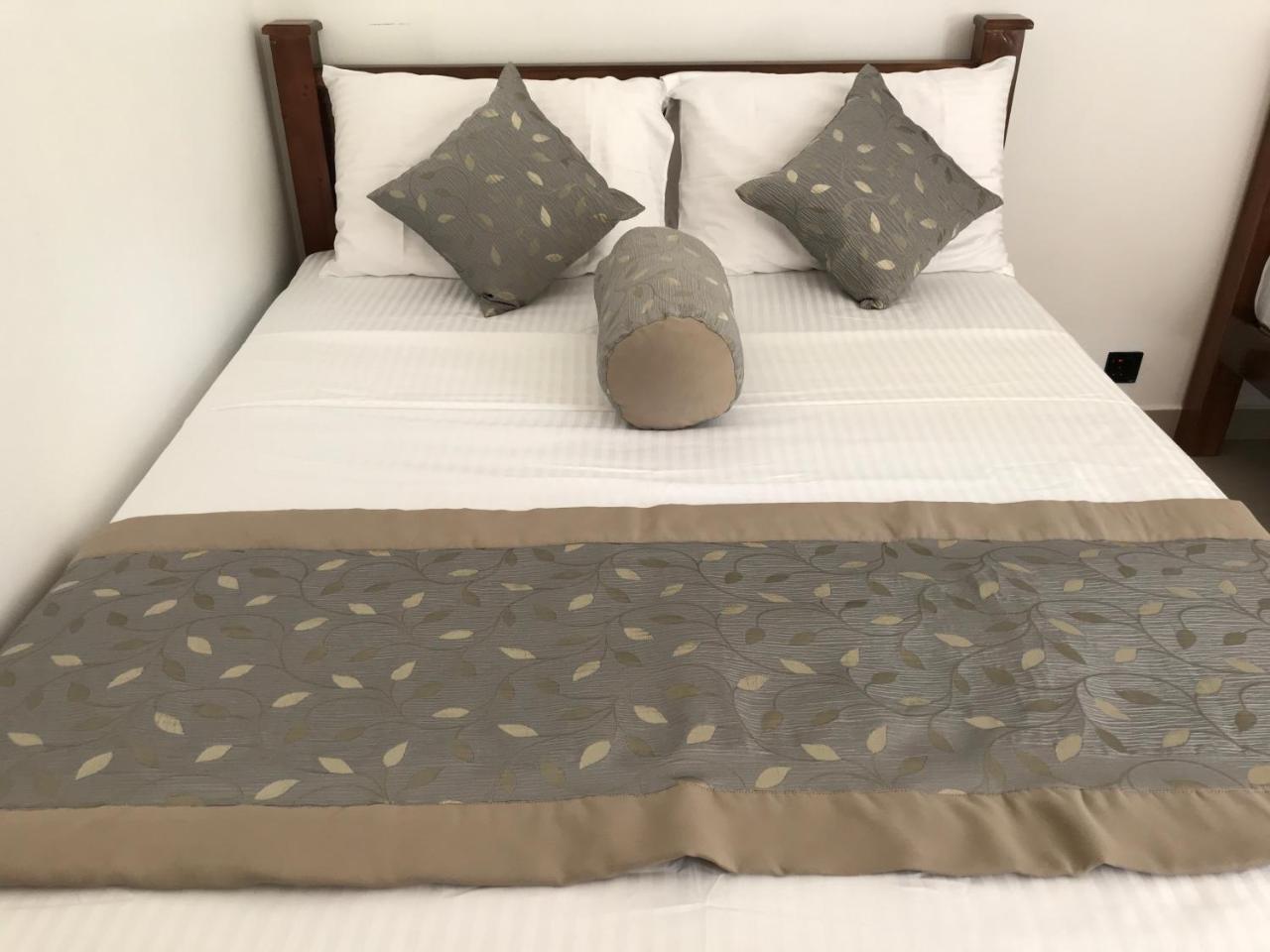 Royal White Tourist Rest Otel Anuradhapura Dış mekan fotoğraf