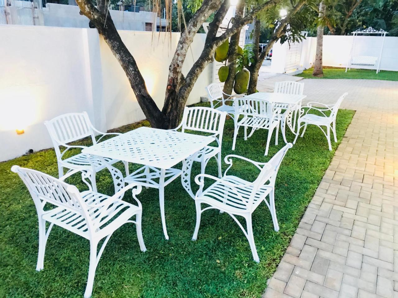 Royal White Tourist Rest Otel Anuradhapura Dış mekan fotoğraf