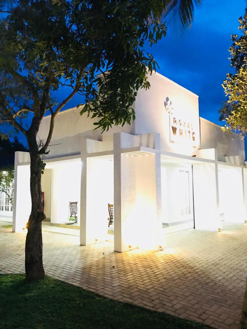 Royal White Tourist Rest Otel Anuradhapura Dış mekan fotoğraf