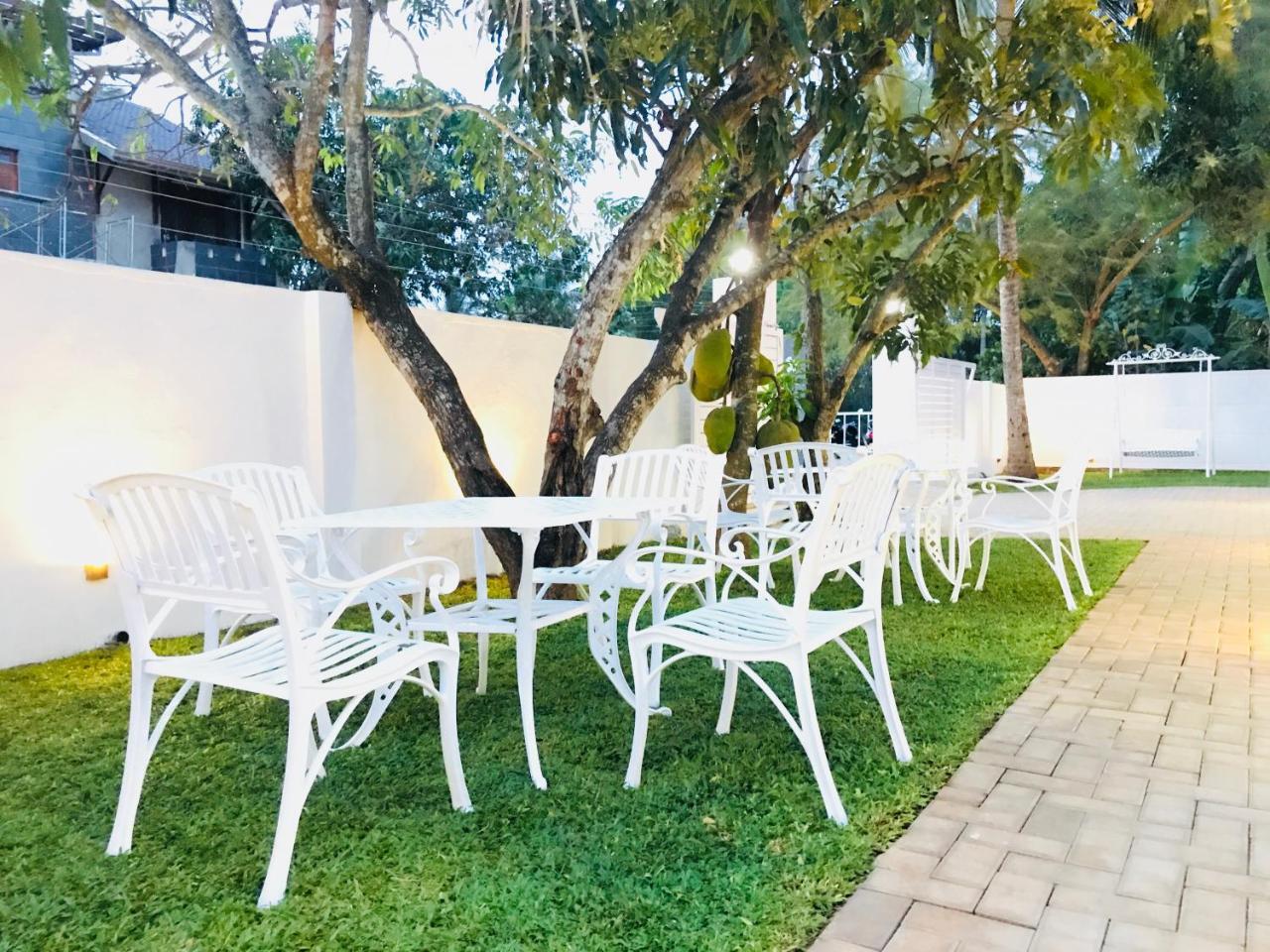 Royal White Tourist Rest Otel Anuradhapura Dış mekan fotoğraf