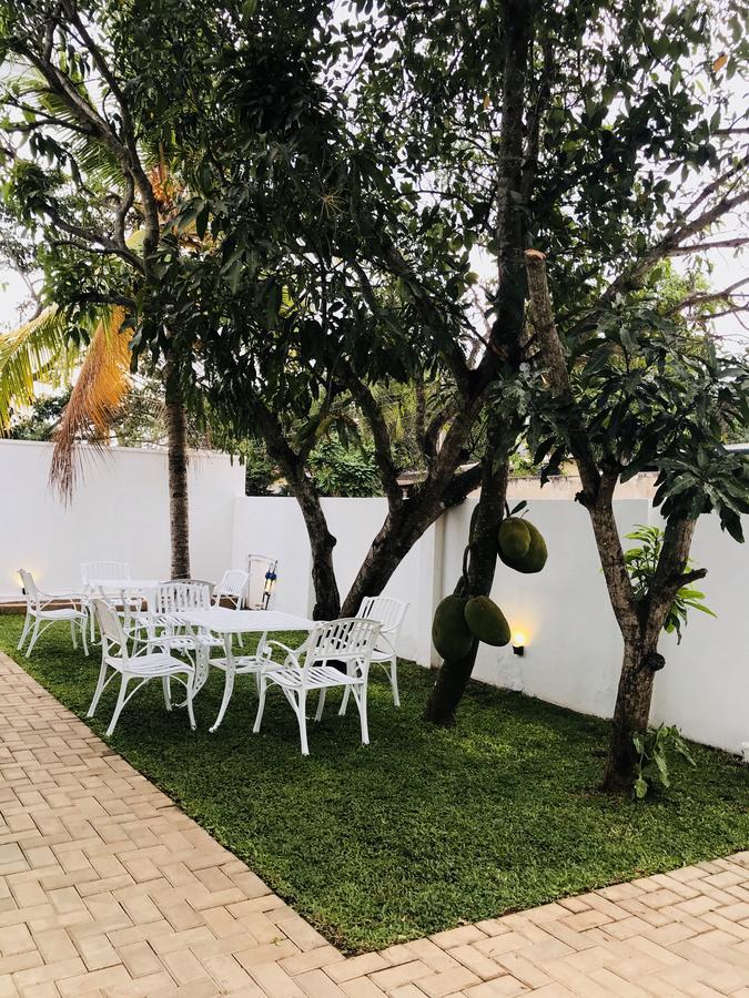 Royal White Tourist Rest Otel Anuradhapura Dış mekan fotoğraf