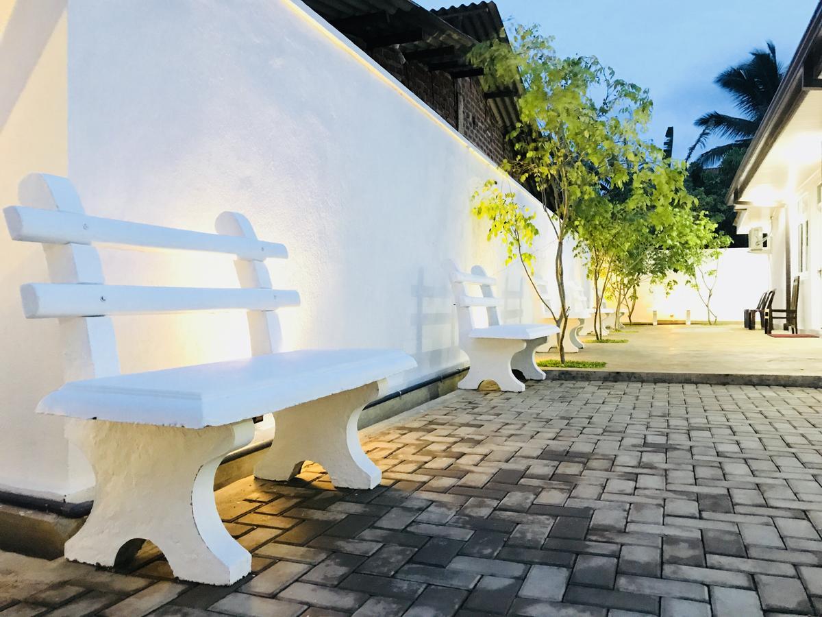 Royal White Tourist Rest Otel Anuradhapura Dış mekan fotoğraf