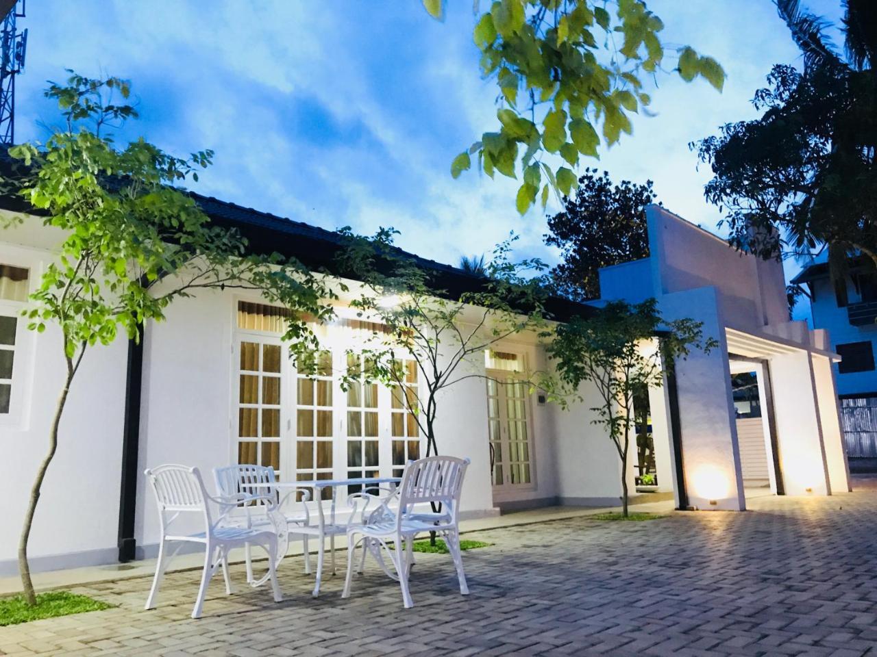 Royal White Tourist Rest Otel Anuradhapura Dış mekan fotoğraf