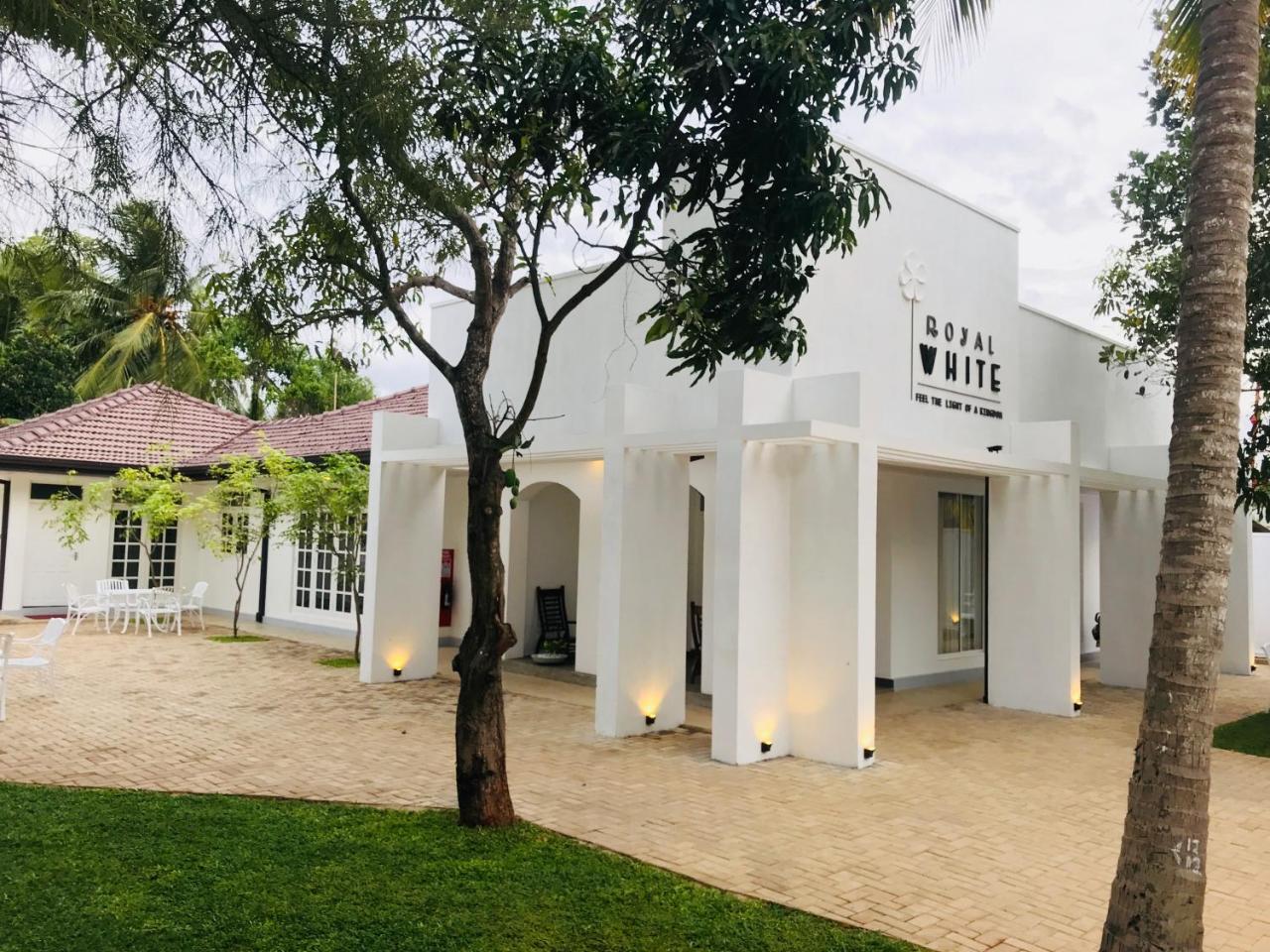 Royal White Tourist Rest Otel Anuradhapura Dış mekan fotoğraf